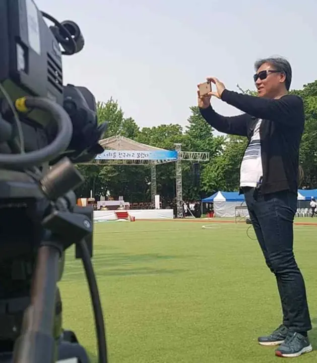 행사장에서 촬영 중인 모습